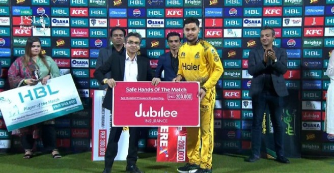 Zahid Barki,Group Head-Risk Management,Complaince and Quality Assurance,Jubilee Life Insurance Presenting the Safe Hand of the Match Award.