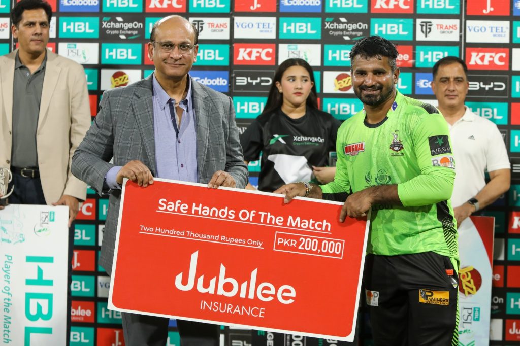 Munawar Khalil, Group Head Direct Sales & Alternative Distribution, Jubilee Life Insurance presenting the Safe Hands of the Match Award to Kusal Perera
